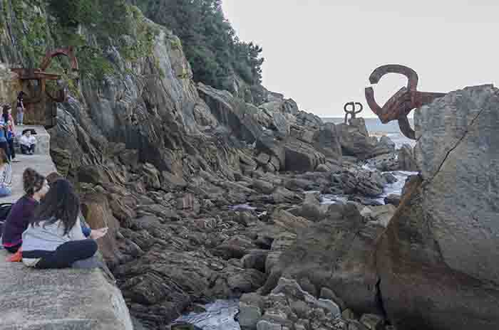 Guipúzcoa - San Sebastián 121 - escultura El Peine del Viento.jpg